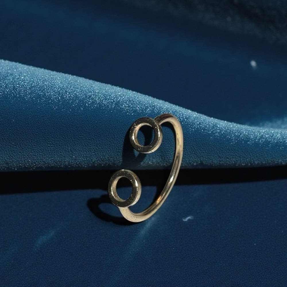 Elegant Gold Circle Ring Accents